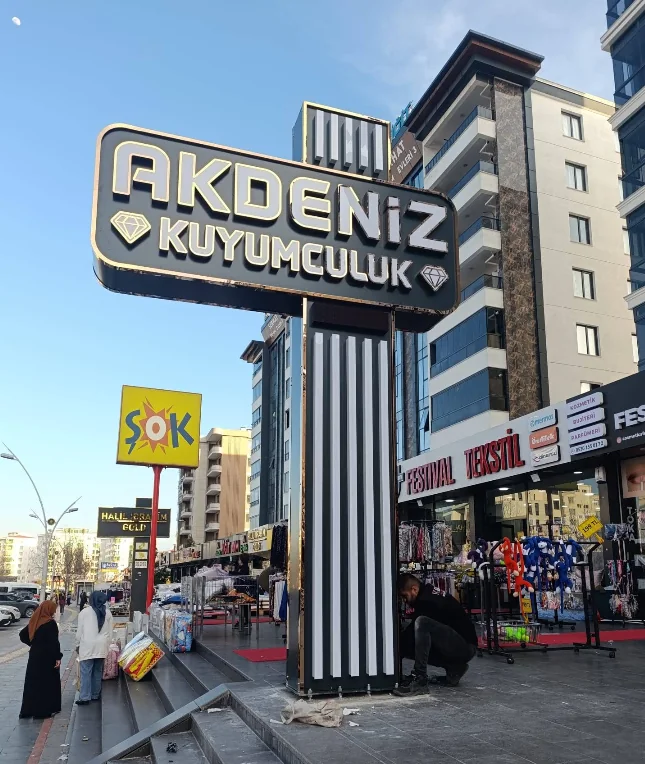 Akdeniz Kuyumculuk totem tabela uygulaması