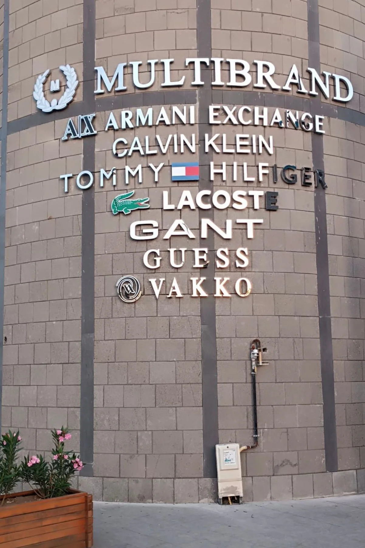 Multibrand mağaza duvarı kutu harf marka tabela uygulaması